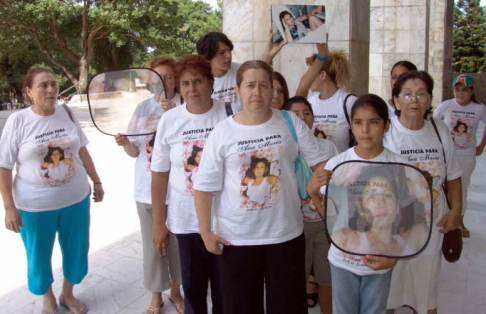 familiares y amigos de la victims frente al Palacio de Justicia