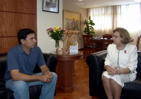 La presidenta de la Corte, doctora Alicia Pucheta de Correa escucha atentamente al dirigente campesino, Odilón Espínola durante la reunión que mantuvieron esta mañana.