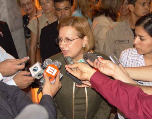 La presidenta de la Corte conversando con los periodistas acreditados en el Poder Judicial.