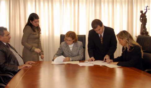 Momento en que la Presidenta de la Corte firma el Convenio 