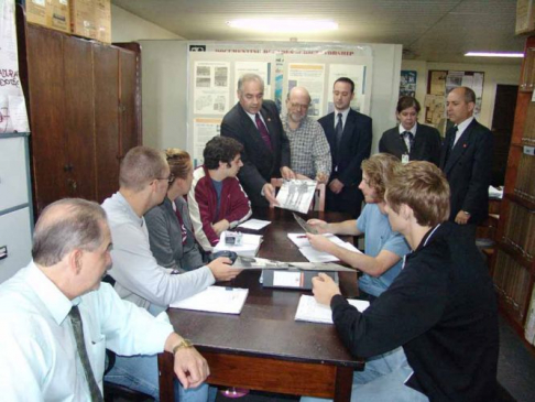 El director del Archivo del Terror, doctor Luis María Benítez Riera, enseñando a los estudiantes norteamericanos algunas fotografías de la época de la dictadura.