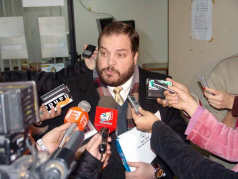 El agente Sindico Carlos couchonnal con periodistas