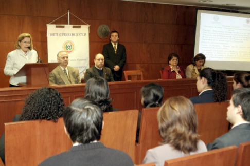 Instante en que la presidenta de la Corte dio el mensaje a los estudiantes