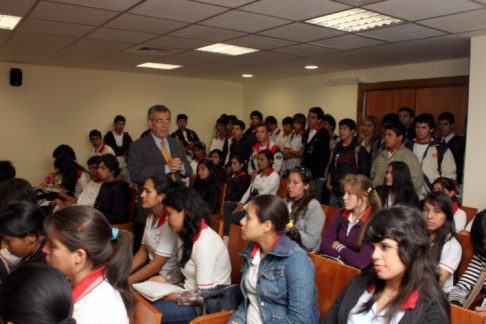 Juez Oscar Delgado brindando una charla sobre la función del Poder Judicial