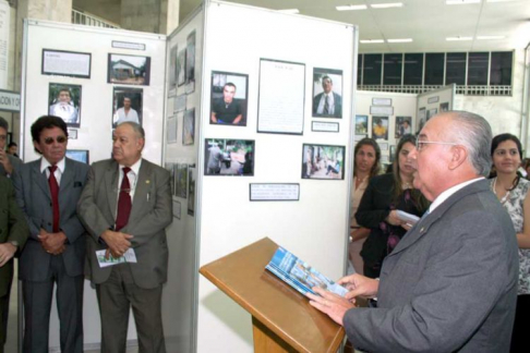 Acto apertura de la muestra de fotos presidida por el ministro de la Corte Suprema de Justicia doctor Oscar Bajac