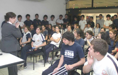 El Juez Tadeo Zarratea en la sala de conferencias con la comitiva de la Colonia Obligado Itapúa