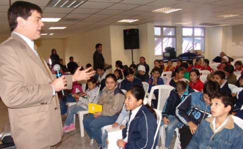 Camilo Torres, defensor público dialogando con los alumnos