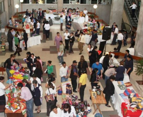 Gran afluencia de personas en exposición de artesanias en sede judicial de Asunción