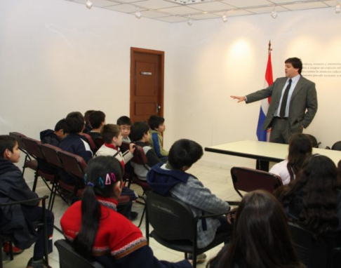 El defensor del Fuero Penal, Camilo Torres dirigiendose a los alumnos.