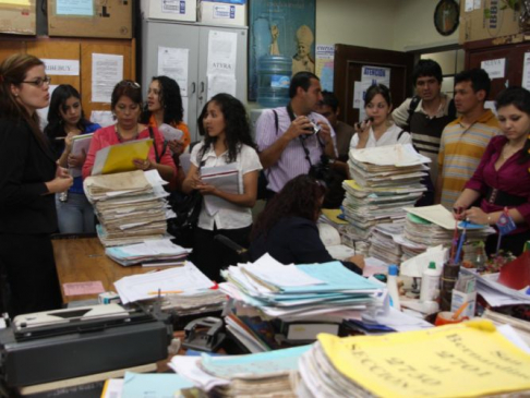 Alumnos de la Universidad del Norte de Caacupé durante la visita a la Dirección General de los Registros Públicos