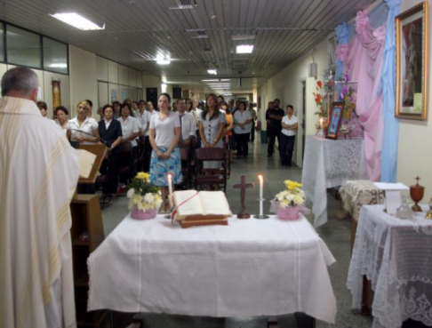 Padre Gustavo Palacios oficio la Santa Misa