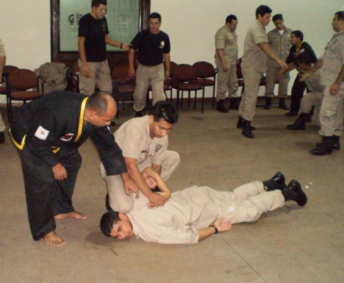 El instructor Arcadio Aranda durante la clase de artes marciales destinado a los agentes policiales del Palacio de Justicia 