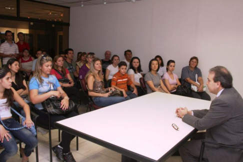 El juez Oscar Delgado durante la visita de la Asociacion de Amigos de Cascabel. 