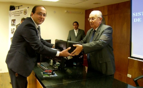 El Ministro Miguel Oscar Bajac, momento de la entrega de los equipos