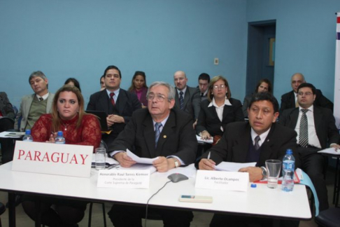 La directora de Asuntos Internacionales, Mónica Paredes, el presidente de la Corte Suprema de Justicia, Raúl Torres Kirmser y el facilitador Alberto Ocampos durante la actividad