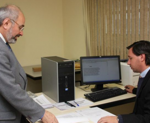 El magistrado Carlos Ortiz Barrios estuvo presente en el sorteo de las causas. como representante de los Tribunales de Sentencia.