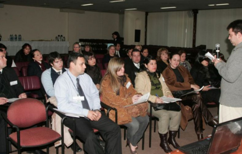 La instrucción del seminario estuvo a cargo del licenciado en Comunicación, Fernando Bogado, quien se dedica  la Capacitación Empresarial en Estrategia, Trabajo en Equipo y Liderazgo.