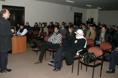 El doctor Arnulfo Arias durante su ponencia en el marco del Programa de Inducción dirigido a funcionarios judiciales 