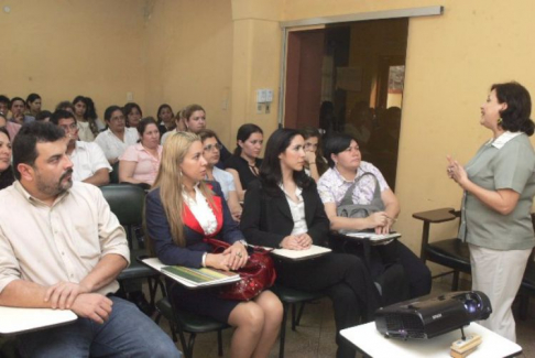 Hoy, el Juez Isacio Cuevas realizó la entrega de 600 libros aproximadamente para la creación de una biblioteca en el penal de Tacumbú.