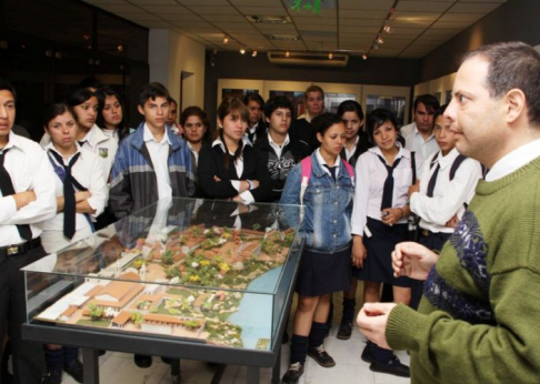 El licenciado Santiago Benítez Riera durante la exposición, con los alumnos del Colegio “Centro Educativo Departamental Municipal” de la ciudad de Ñemby 