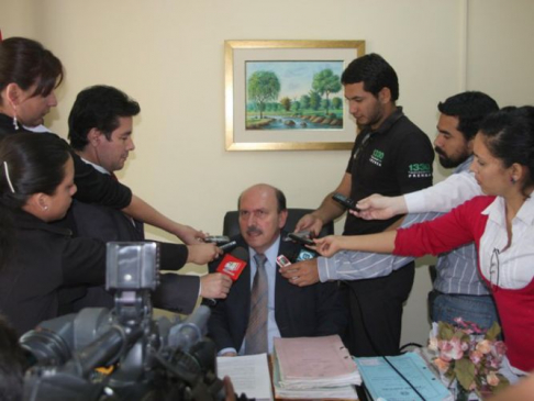 El camarista Linneo Ynsfrán en conversación con los periodistas.