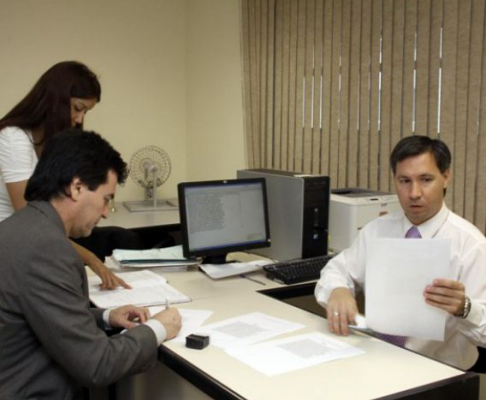 El magistrado Gustavo Santander estuvo presente en el sorteo como representante de los Tribunales de Sentencia.