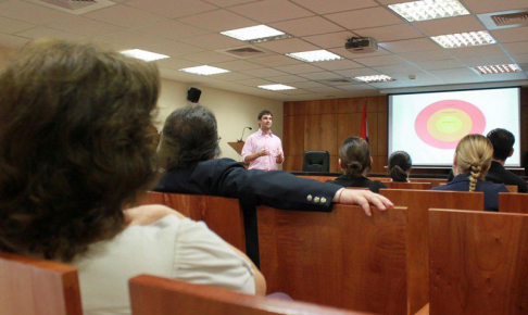 La charla estuvo a cargo de un representante de la Fundación Teletón