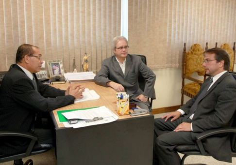 Momento de la reunión entre el juez Isasio Cuevas, el fiscal Ricardo Merlo y el representante de la comuna capitalina, Dany Durán