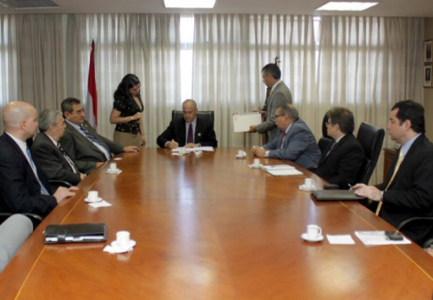 El presidente de la Corte, doctor Luis Maria Benitez Riera firmó el convenio con representantes del ICED.