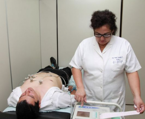 Durante el estudio de electrocardiograma en el departamento de servicios médicos