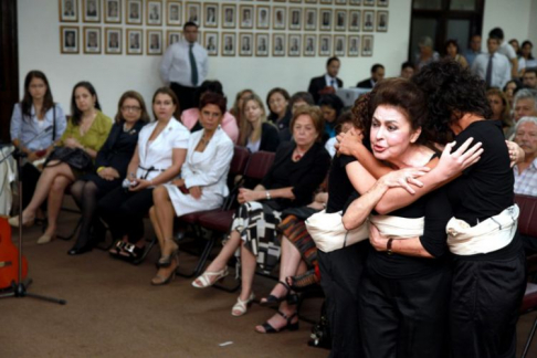 Durante la obra de teatro que representó tres casos de mujeres víctimas de distintos tipos de maltratos.