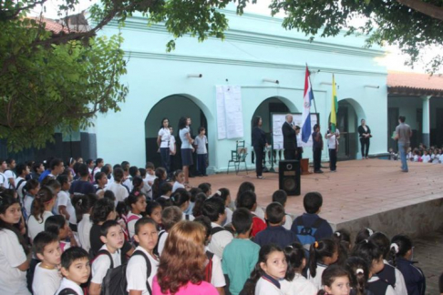 Alumnos y alumnas de la Escuela Tte. Fariña de Caacupé durante el cierre de la campaña educativa “El juez que yo quiero y que necesitamos”