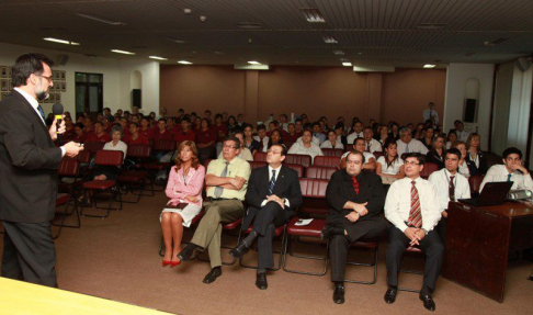 El doctor Julio Manzúr durante la exposición acerca de los mecanismos de eliminación de criaderos de mosquitos