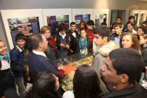 Alumnos y alumnas, del primer, segundo y tercer año de la media, del Colegio Nacional “Vicente I. Iturbe” 