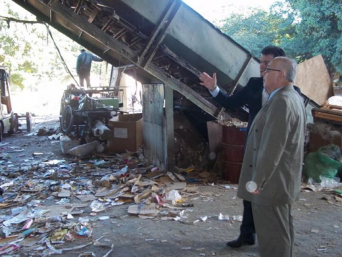 El ministro de la Corte Suprema de Justicia, doctor Miguel Oscar Bajac durante su visita a las instalaciones de la empresa “Recicladora del Este S.A”