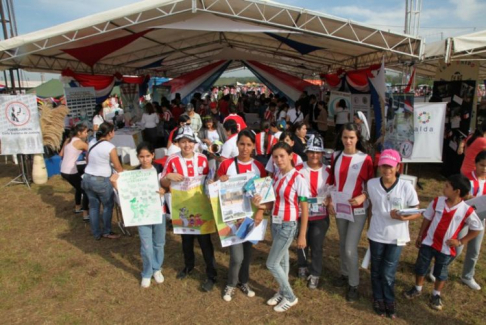 Una importante cantidad de estudiantes visita el stand del Poder Judicial