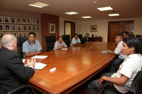 Los dirigentes indígenas en plena reunión con altas autoridades judiciales. 