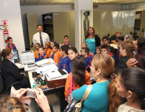 Alumnos de la “Escuela Privada Nº 6271 Medalla Milagrosa” de Mariano Roque Alonso visitaron hoy el Palacio de Justicia.