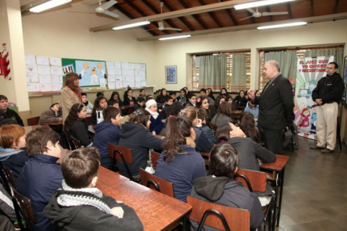 Alumnos participando de la charla