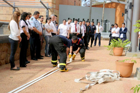 Funcionarios judiciales observan un simulacro de siniestro.