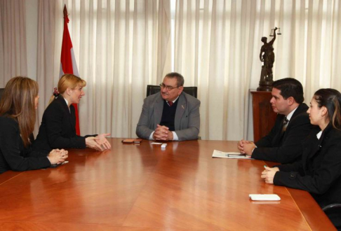 Momento de la reunión entre el titular del máximo tribunal de la República, doctor Antonio Fretes, y las autoridades de la Cámara Junior Internacional.