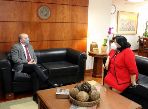 El titular de la CSJ, César Diesel recibió esta mañana a la titular del Ministerio de la Niñez y Adolescencia, Teresa Martínez.