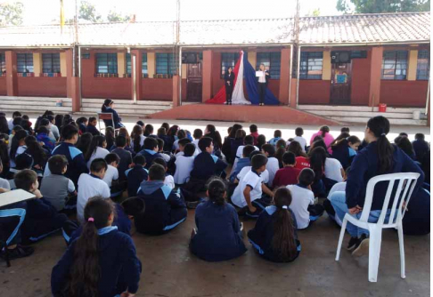 Alumnos durante la charla educativa.