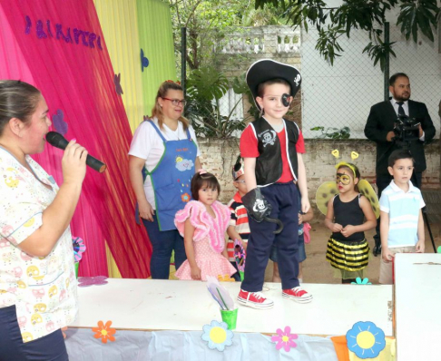 En conmemoración al día de la primavera, esta mañana los niños y las niñas del Centro Educativo “Dulce Despertar” de nuestra institución realizaron un desfile con disfraces alegóricos de superhéroes,  princesas, entre otros.