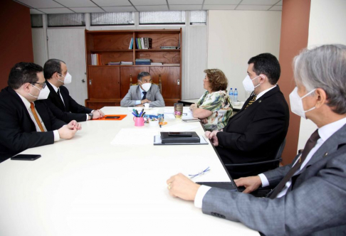 Durante la reunión el ministro Ramírez Candia se dirigió a los miembros del Tribunal de Cuentas y explicó que el trabajo en conjunto es fundamental para el fortalecimiento del fuero contencioso.