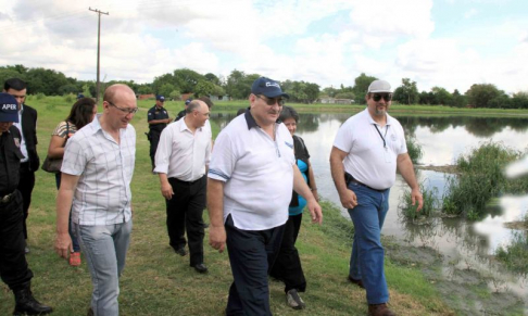 El presidente de la Corte, doctor Antonio Fretes, acompañado del doctor Mario Maidana y los demás miembros de la Comisión Ambiental, analizaron la planta de tratamiento del Materno Infantil y de la ESSAP en San Lorenzo.