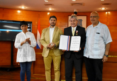 El miembro del Tribunal de Apelación Penal, doctor José Agustín Fernández Rodríguez, fue  condecorado con la medalla al mérito “Domingo Martínez de Irala”, otorgada por la Junta Municipal de la ciudad de Asunción.