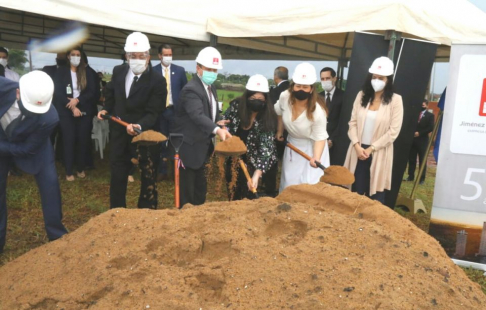 Durante el acto de la palada inicial que marca el inicio de la construcción del nuevo Palacio de Justicia de Canindeyú.