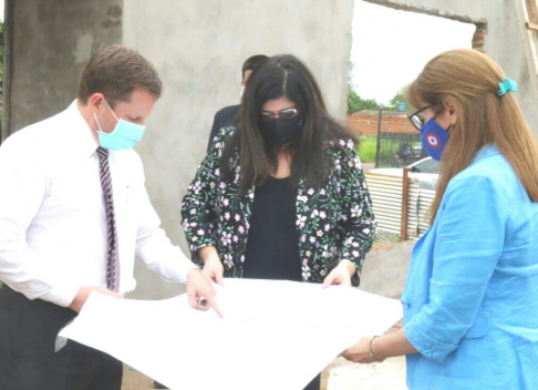 El titular de la Corte, Alberto Martínez Simón y la ministra Superintendente de la Circunscripción, Carolina Llanes recorrieron las obras para las sedes de los juzgados de Paz de Katuete y Curuguaty.