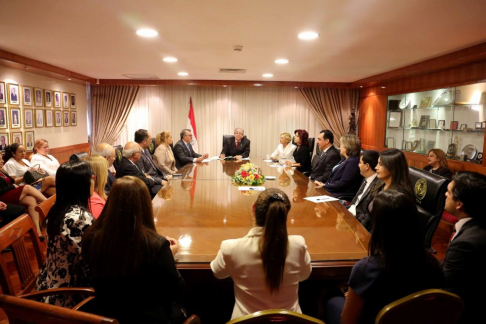 Representantes de gremios de jueces en reunió con ministros.